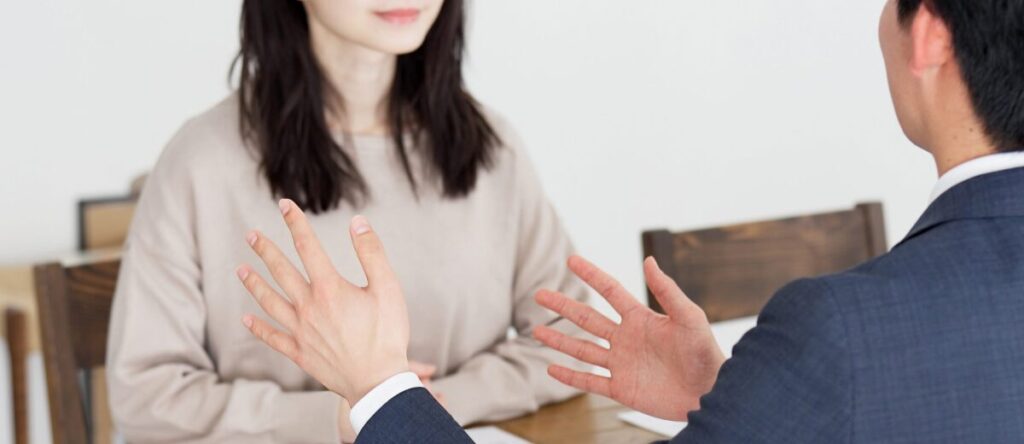 相談員が依頼者に調査の流れを説明している面談風景